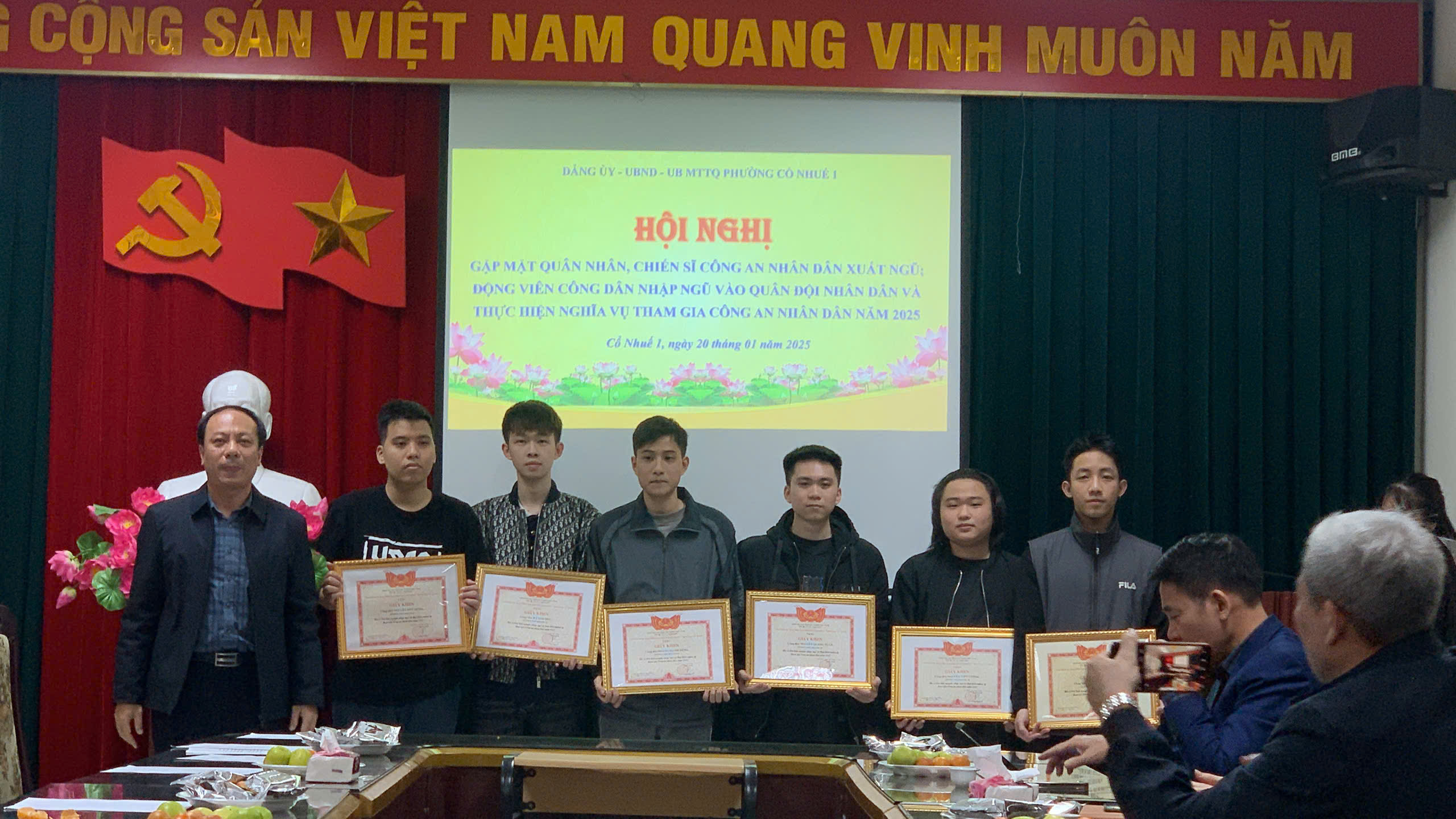 Phường Cổ Nhuế 1 tổ chức gặp mặt, động viên công dân lên đường nhập ngũ, thực hiện nghĩa vụ công an nhân dân năm 2025
